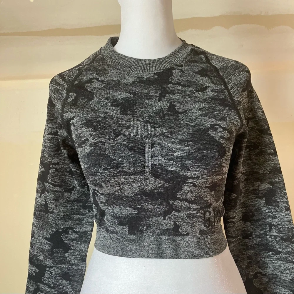 Gymshark Adapt Camo Seamless Long Sleeve Black & Gray Crop Top size Medium - Picture 8 of 9